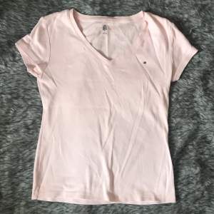 Denna T-shirt är sjukt bekväm och sitter jättebra, däremot så är rosa inte riktigt min färg. Därför kommer denna aldrig till användning. Den är så gott som ny och har inga skador. Pris går att diskuteras 💖