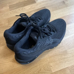 Asics löparskor - Asics löparskor / promenadskor. I jättefint skick, iprincip helt oanvända. Storlek 42. 