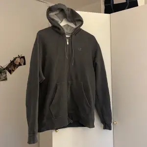 Mörkgrå hoodie med luva från Champion Storlek M 