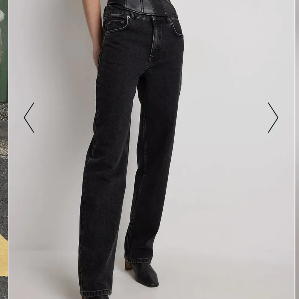 Säljer ett par oanvända jeans från NA-KD, Ida Carlssons kollektion. Ordenarie pris 500kr🌟. Jeans & Byxor.