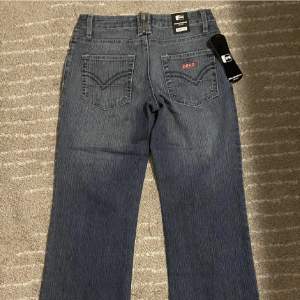 Säljer dessa snygga lågmidjade jeans med detaljer på baksidan då de tyvärr är för stora för mig! Midjemått: 33,5cm på en sida och Innerbenslängd: 83,5cm 💓