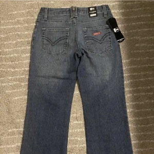 Lågmidjade jeans - Säljer dessa snygga lågmidjade jeans med detaljer på baksidan då de tyvärr är för stora för mig! Midjemått: 33,5cm på en sida och Innerbenslängd: 83,5cm 💓