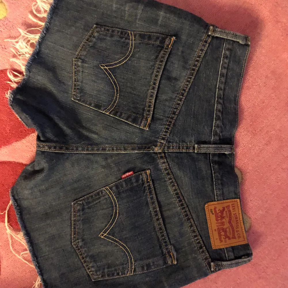 Levis Jeansshorts aldrig använda  Storlek 72cm i omkrets passar xs-s . Shorts.