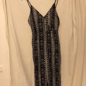 Lång jumpsuit  - Lång byxdress med vida ben/ v-ringning och lägre rygg