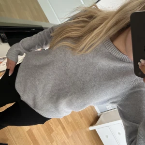 Stickad tröja  - Stickad grå tröjan ifrån vila 