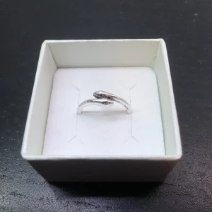 Silvrig orm ring - Hej! Säljer denna rostfria ring med ormar på. Hör av dig vid intresse!😁