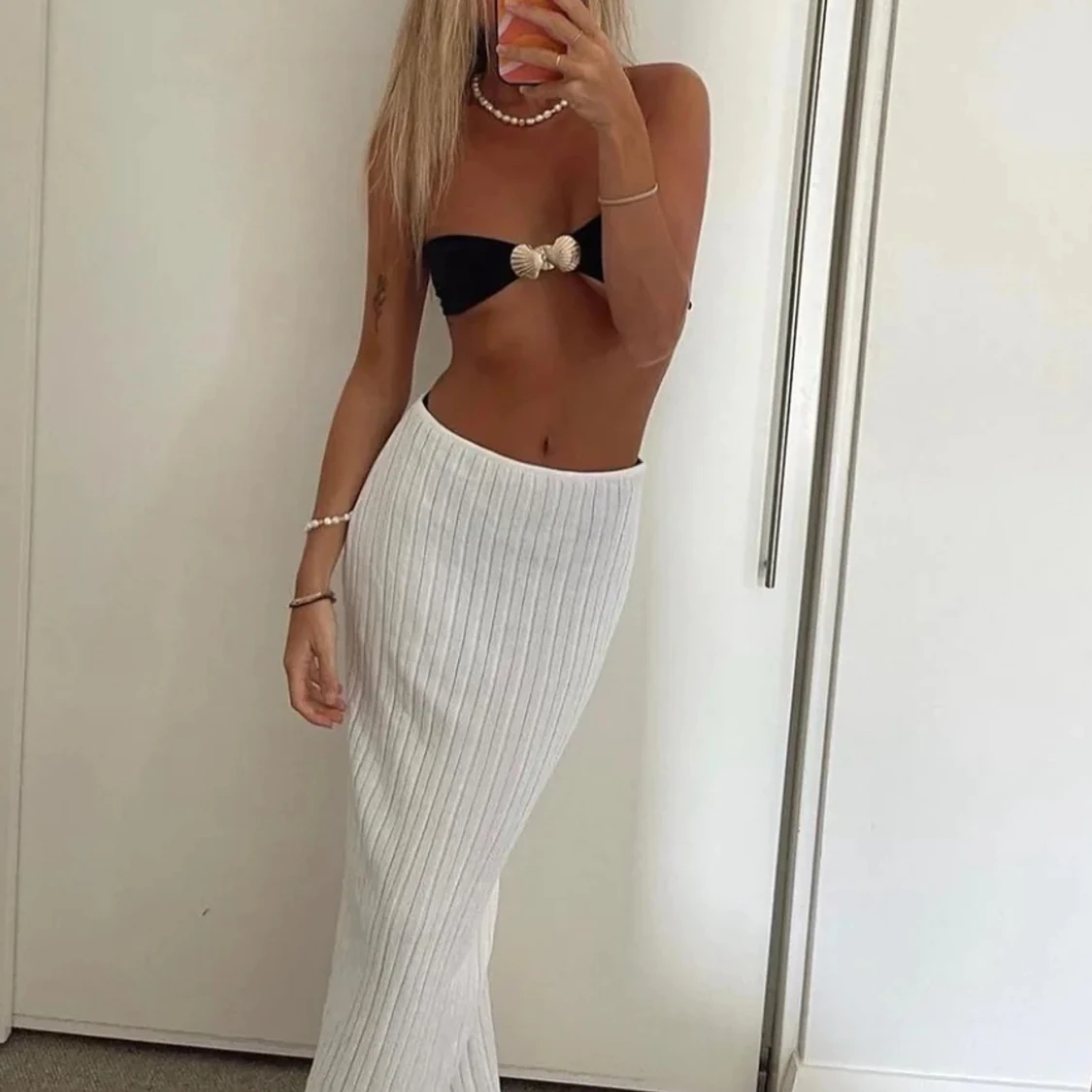 Vit lågmidjad kjol från SNDYS