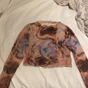 Topp - Säljer denna jätte söta topp. Väldigt tunt material och är ganska genomskinlig samt är inte jätte stretchig. Super söt till fester eller sommaren. Använd 3 gånger och jag säljer den då den knappast kommer till användning. Bra skick!