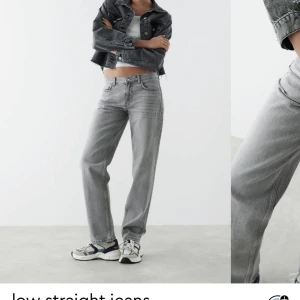 trendiga Low straight jeans - Köpte dessa asnygga trendiga jeans och har använt dem knappt fem gånger då dem inte passar mig riktigt och har ett par samma fast i en annan storlek, jättefina att va nu till våren/sommaren!💗💗 kontakta för fler bilder!!
