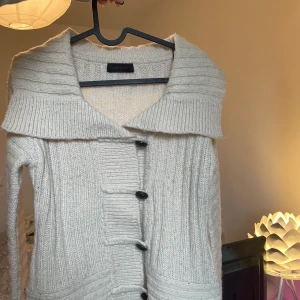 Stickad kofta - Sjukt snygg kofta älskar den men kommer ej till användning 