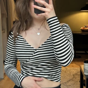 Randig omlott-topp - Säljer den då den tyvärr inte kommer till användning, väldigt sparsamt använd omlott-tröja från BikBok🤍