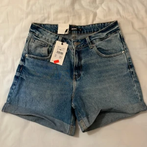 Shorts  - Helt oanvända shorts från bikbok, prislapp kvar. Storlek 38💗 