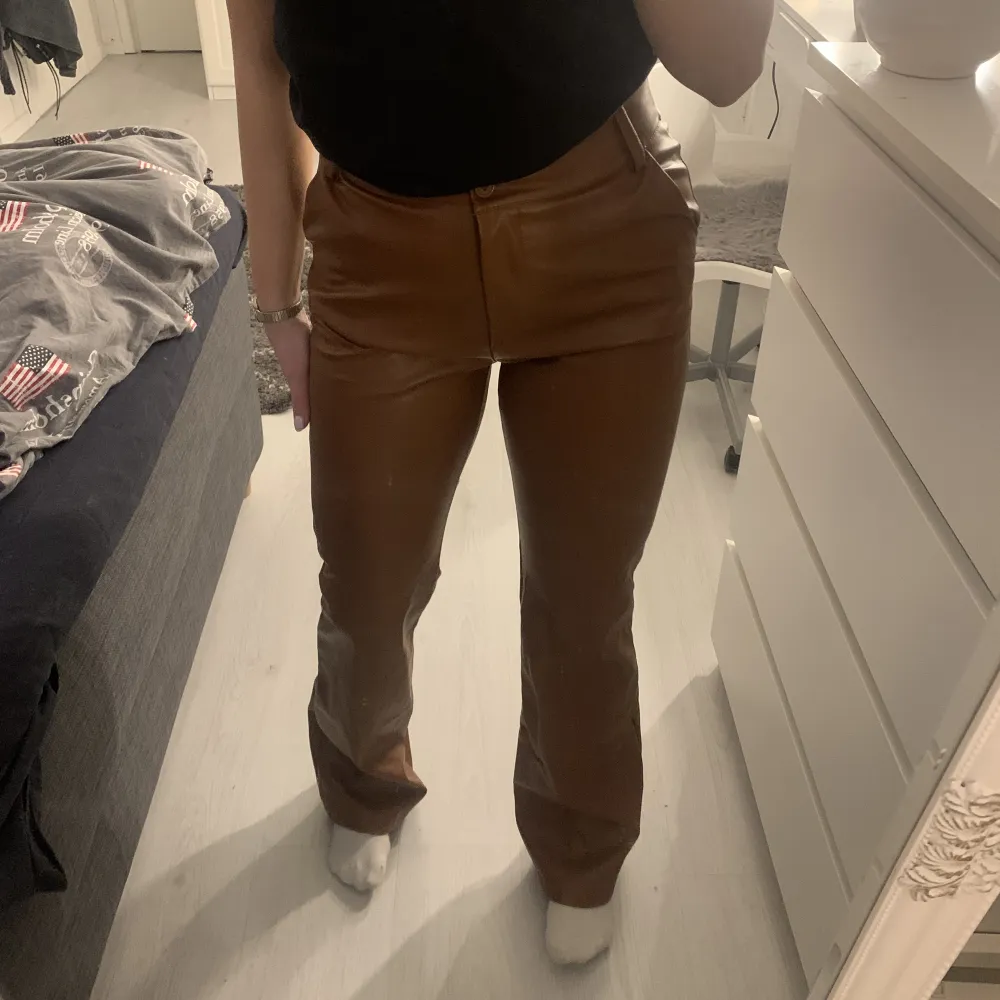 Skinnbyxor från madlady i storlek M och passar mig bra i längden som är 166. Använt 2 gånger därav i super bra skick! Skriv till mig gällande priset och fler bilder❤️. Farkut & Housut.