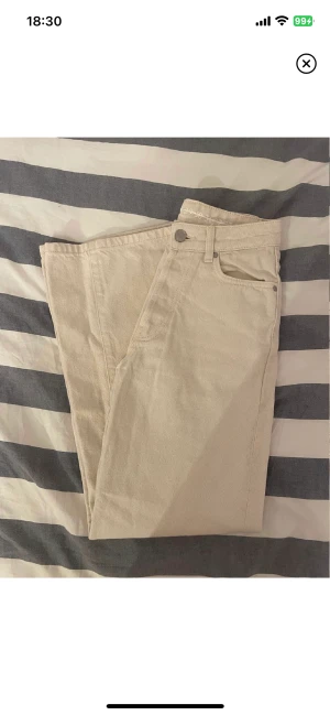 Vita jeans - Ett par vita jeans i mycket fint skick från Never denim. De är raka och ganska högmidjade i modellen, och storlek 25 (typ 34/xs). Hör av er om ni har några frågor.