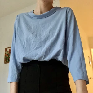 Blå blus  - Blå blus med jättefint fall. 