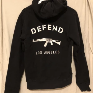 Defend Paris zip up hoodie  - Använd men bra skick 