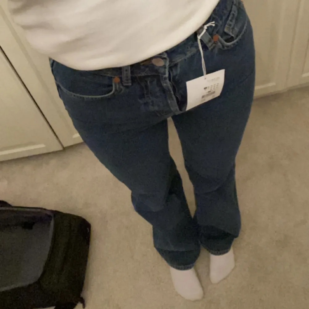 Mörkblå raka/vida högmidjade jeans från bikbok, never denim, storlek W27 L32. Jeans & Byxor.