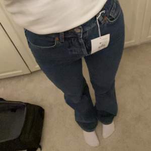 Mörkblå raka/vida högmidjade jeans från bikbok, never denim, storlek W27 L32