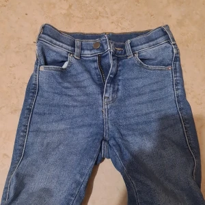 Utsvängda jeans - Utsvängda från salt, kan it användas då de är för tajta nu.