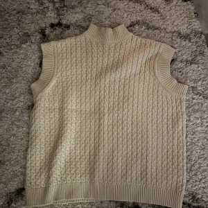 Stickad väst  - Stickad bäst från NAKD i storlek S/M, väldigt sparsamt använd 😇