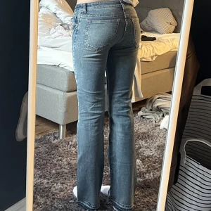 Lågmidjade jeans - Hej! Säljer dessa slutsålda snygga jeans från hm! Använda 3-4 gånger. Storlek 38, Innerbenslängd 84cm. Sann till storlek. Gjort egna slitningar och sprättat upp sömmen längst ner, se bild 3. Passar nog en stor 36! Skriv vid funderingar eller bättre bild 😊
