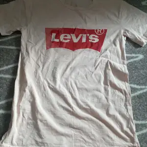 Rosa Levis t-shirt i storlek M men är lite liten i storleken. Säljer för att jag inte använder den, dock så har den en missfärgning på loggan!