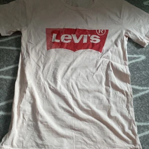 Levis T-shirt - Rosa Levis t-shirt i storlek M men är lite liten i storleken. Säljer för att jag inte använder den, dock så har den en missfärgning på loggan!