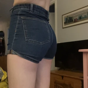 Shorts  - Shorts från hm i storlek 34 💗 sparsamt använda. Säljer även svarta i storlek 32. 