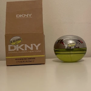 Donna karen parfym.  - Be delicious.  Använd några gånger men fortfarande mycket kvar. Ca 80% kvar. 