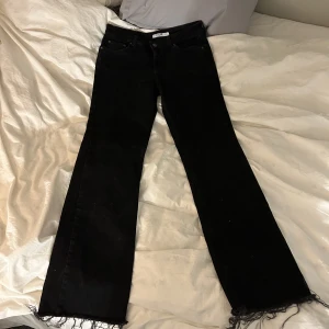 Lågmidjade jeans - Jättefina svarta lågmidjade bootcut jeans, köpte för drygt ett år sen knappt använda! 🙏🏼 midjemått 72 innerbenslängd 78