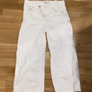Vita jeans - Vita jeans från zara som inte passar mig längre. Storlek 34. Vida.