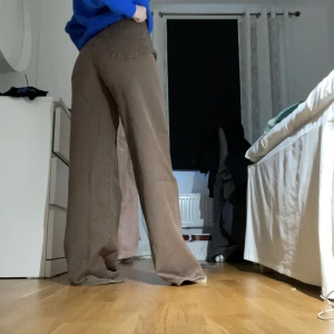 Bruna jeans - Bruna jeans som är i nyskick från pull and bear. Säljer för att de var alldeles för långa (som ni kan se). Jag är 155 och byxorna är i storlek 34 :)