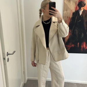 Vårjacka  - Säljer denna bikerjacket från hm då den inte är i min stil, tror inte den sälj längre💕