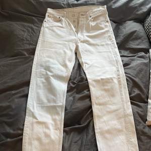 Ett par sjukt snygga vita 501-jeans från Levi’s! Köpte för cirka ett år sedan men kommer knappt till användning. De är egentligen killmodell (W32, L32) men passar mig som är en W28-29 i damjeans. Tar betalt via appens eller swish. Köparen står för frakt! 