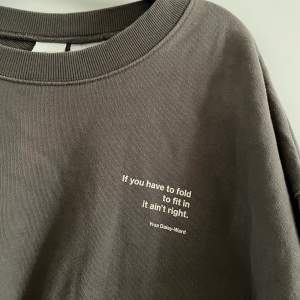 Sweatshirt från H&M, stl S men lite oversized. Använd men i fint skick.