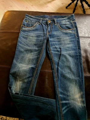 Miss Sixtie Jeans stl28,29/32/33 - Andvända 2 gng. Nu för små 😔Nyskick och bra stl. Snyggt slitning. Gåva kvitto finns ej.