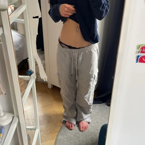 luftiga beiga grå linnebyxor - ursprungspris drygt 2000 kr. Luftiga, perfekta till sommaren ! passar perfekt 🤩En färg mellan grå å beige !