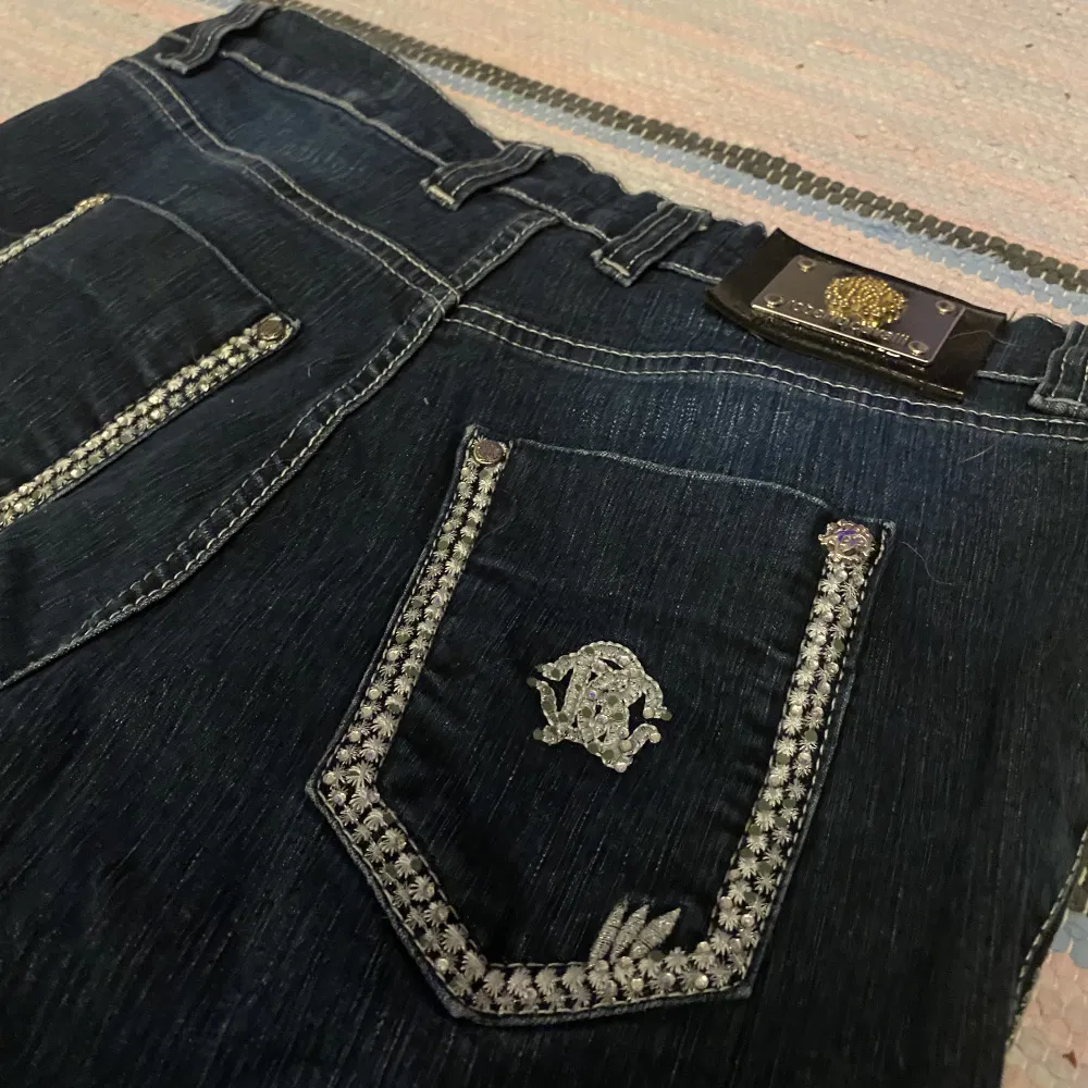 Super fina raka jeans med glitter detaljer fram och bak, dem är i anvämt skick men inger märkbart💫✨. Jeans & Byxor.