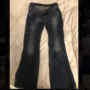 Low waist Wrangler jeans i modellen ”Eve”, W29 L32. Jättefin marin blå tvätt men tyvärr alldeles försmå för mig. Utsvängda i kanten🤍Mått: 40 cm midja/höft, 100 cm total längd, 79 cm ben, benvidd nedtill 22 cm