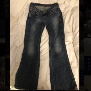Low waist Wrangler bootcut jeans - Low waist Wrangler jeans i modellen ”Eve”, W29 L32. Jättefin marin blå tvätt men tyvärr alldeles försmå för mig. Utsvängda i kanten🤍Mått: 40 cm midja/höft, 100 cm total längd, 79 cm ben, benvidd nedtill 22 cm