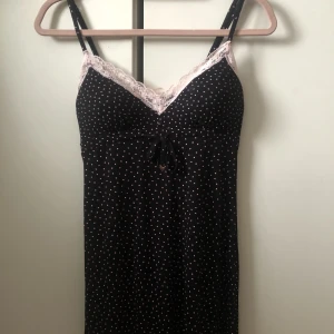 Nattlinne svart med rosa hjärtan - Nattlinne från NewYorker som tyvärr inte kommit till användning, endast testad! Inbyggd padding och går ner till ungefär under rumpan 🥰