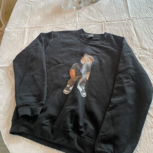 Travis Scott sweatshirt  - Använd 2 gånger i bra skick. Oversized sweatshirt.