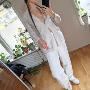 Beiga kavaj - Vårig vit/beige kavaj (i vad jag antar är viskos och/eller bomull) som inte skrynklar sig. Lite för liten runt axlarna på mig som är född bredaxlad samt tränar klättring. Hoppas den kan bringa ljus till någon annan 🤍✨️