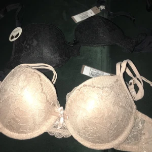 Oanvända Bh:ar - 2 helt nya oanvända bh-ar som har prislappar kvar. Jag säljer båda för 75kr.