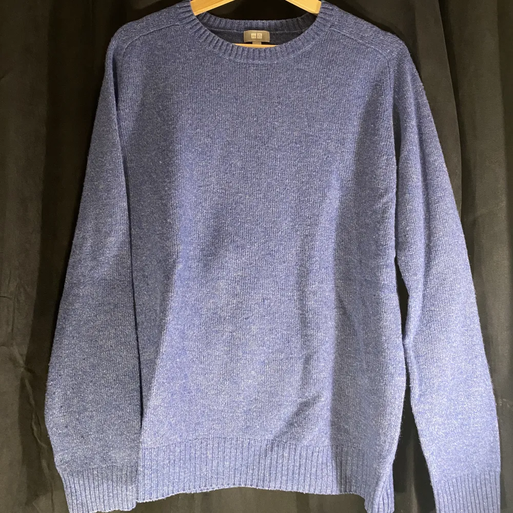 Super nice and comfy sweater from Uniqlo. Fits nice and is in really good condition. Stated size XL but fits more like M-L. Tröjor & Koftor.