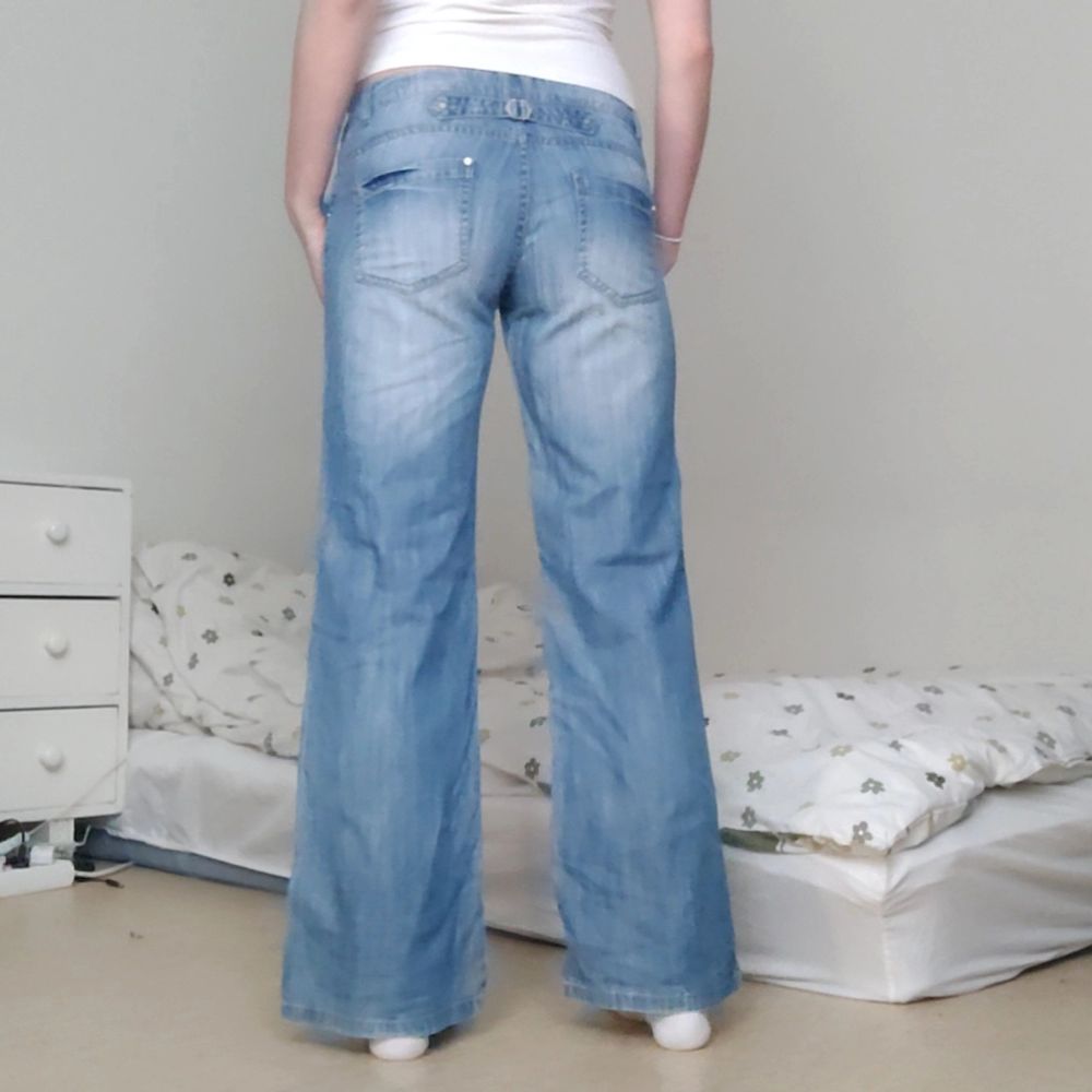 Ljusblåa lågmidjade jeans av märket Reserved. Det är ett lite tunnare jeansmaterial, lagom till vår och sommar! Midjemått: 84cm innerbenslängd: 79cm 🥰. Jeans & Byxor.
