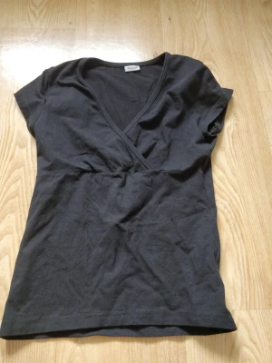 Söt t-shirt - Fin svart tshirt som jag köpt second hand men knappt får användning av längre därför säljer jag! Fint skick💗