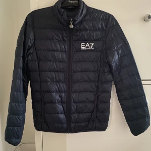 Armani jacka  - Knappt använd jacka från zoovillage och är i mörkblå färg.