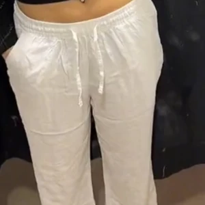 Linnebyxor  - Första bilden är lånad. Helt oanvända linnebyxor från lager 157 i storlek S. Säljer för att de är fel strl💓köpa för 200 men helt slutsålda på hemsidan 