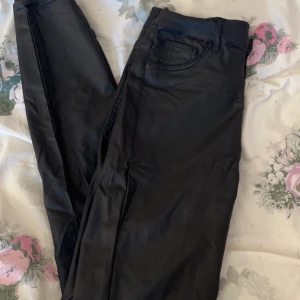 Skinnbyxor  - Ett par stretchiga sköna skinnbyxor i storlek S/38. Använda ett fåtal gånger! Köparen står för frakt